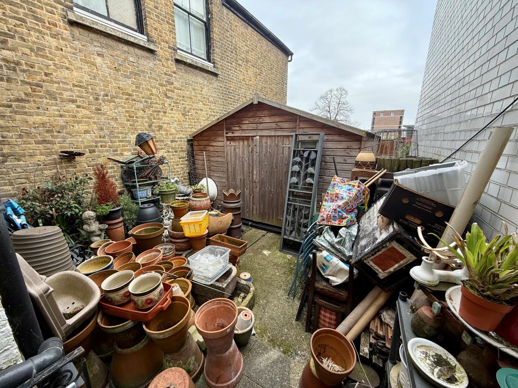 Lot: 52 - MIXED USE PROPERTY IN GOOD LOCATION - Garden to rear